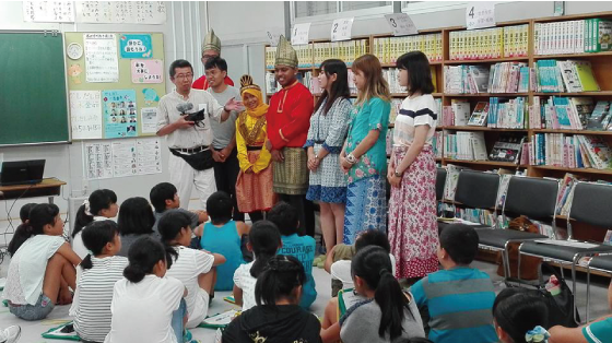 アチェから来た3人と日本の学生3人を紹介