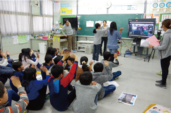 モニターに向かって手を振る子どもたち